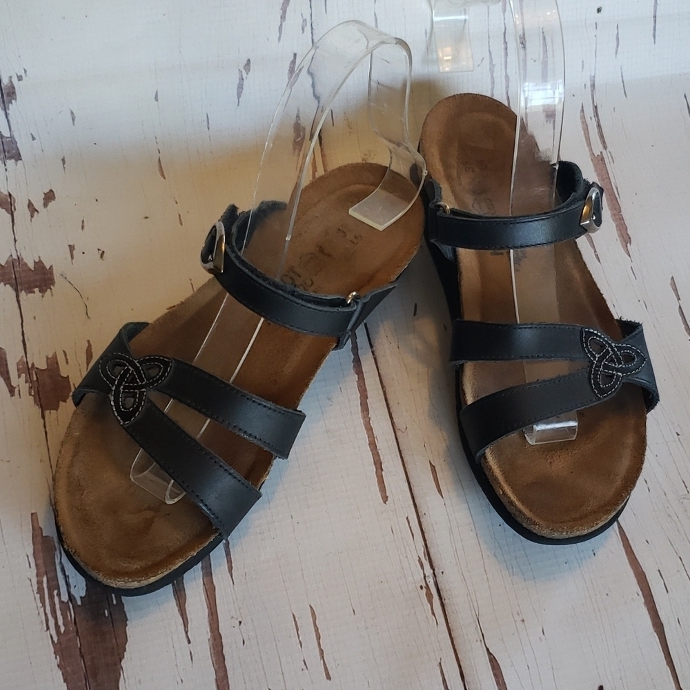 Naot 37 (6 ) black straps slides sandals
